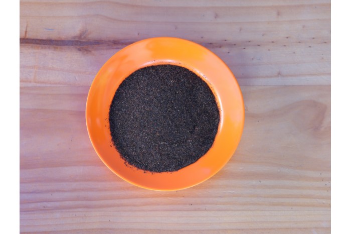 Daun teh hitam yang dikisar ini, sering mengandungi rasa yang kuat dan rasa yang luar biasa, digunakan untuk minuman seperti teh tarik.